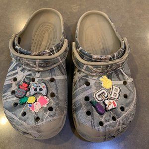 Crocs Classic realtree Camo Size 6 - Includes Gibits!!